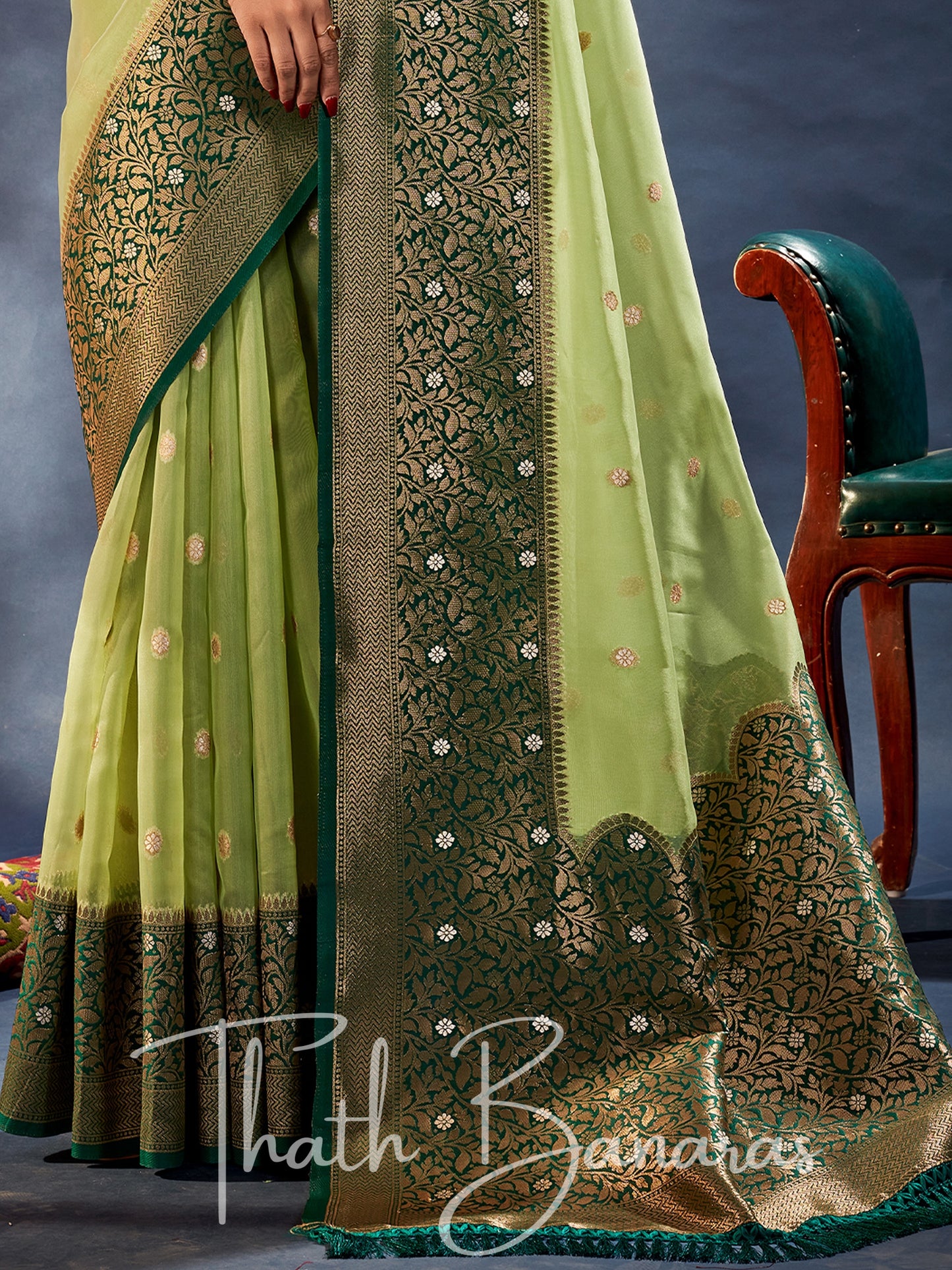 Kelly Green Banarasi Organza Silk With Contrast Blouse And Pallu